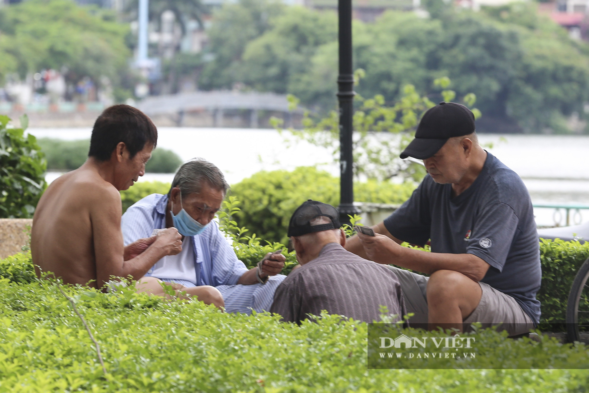 Hà Nội: Nhiều người dân vẫn không đeo khẩu trang tại nơi công cộng - Ảnh 4.