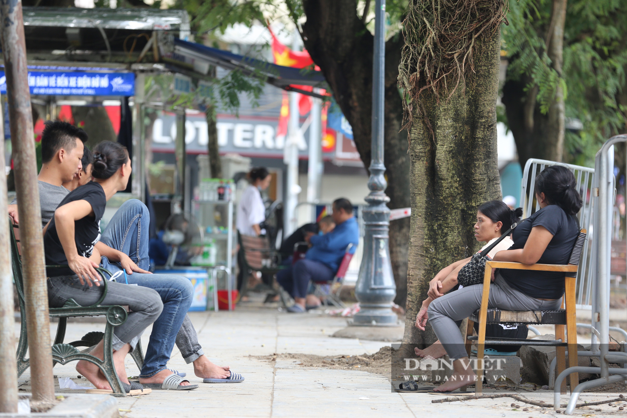 Hà Nội: Nhiều người dân vẫn không đeo khẩu trang tại nơi công cộng - Ảnh 5.