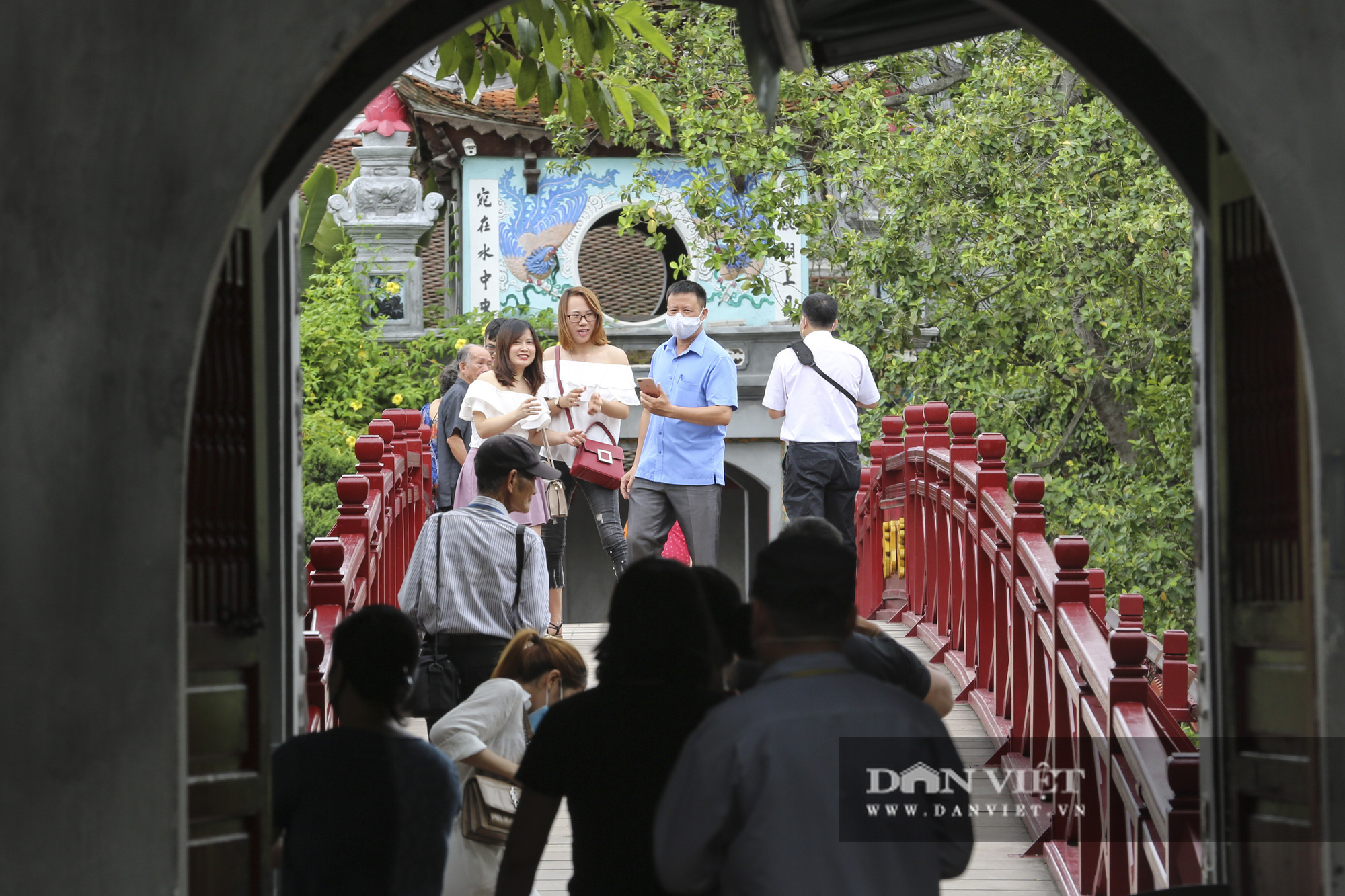 Hà Nội: Nhiều người dân vẫn không đeo khẩu trang tại nơi công cộng - Ảnh 7.