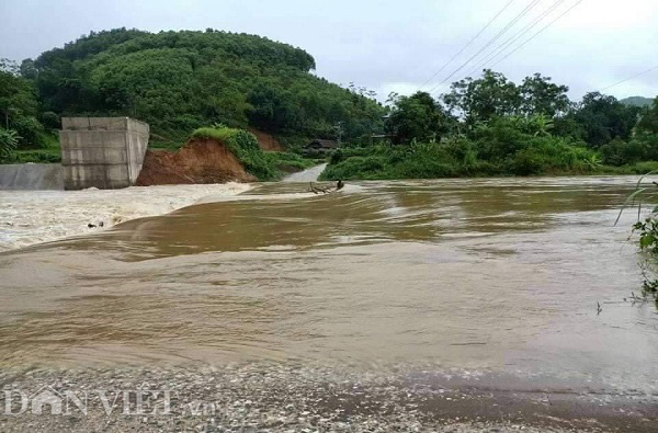 Phú Thọ: Mưa lớn, 4 xã bị cô lập, TP.Việt Trì ngập sâu - Ảnh 1.