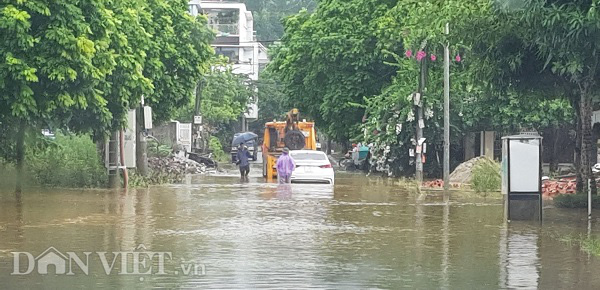 Phú Thọ: Mưa lớn, 4 xã bị cô lập, TP.Việt Trì ngập sâu - Ảnh 2.