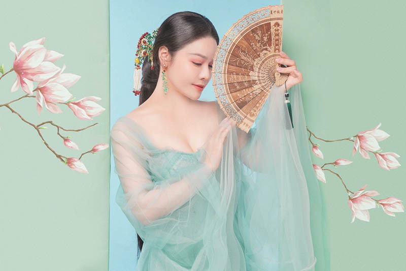 Tuổi 35, Nhật Kim Anh mặc váy xuyên thấu quyến rũ &quot;gây mê&quot; như mỹ nhân cổ trang - Ảnh 3.