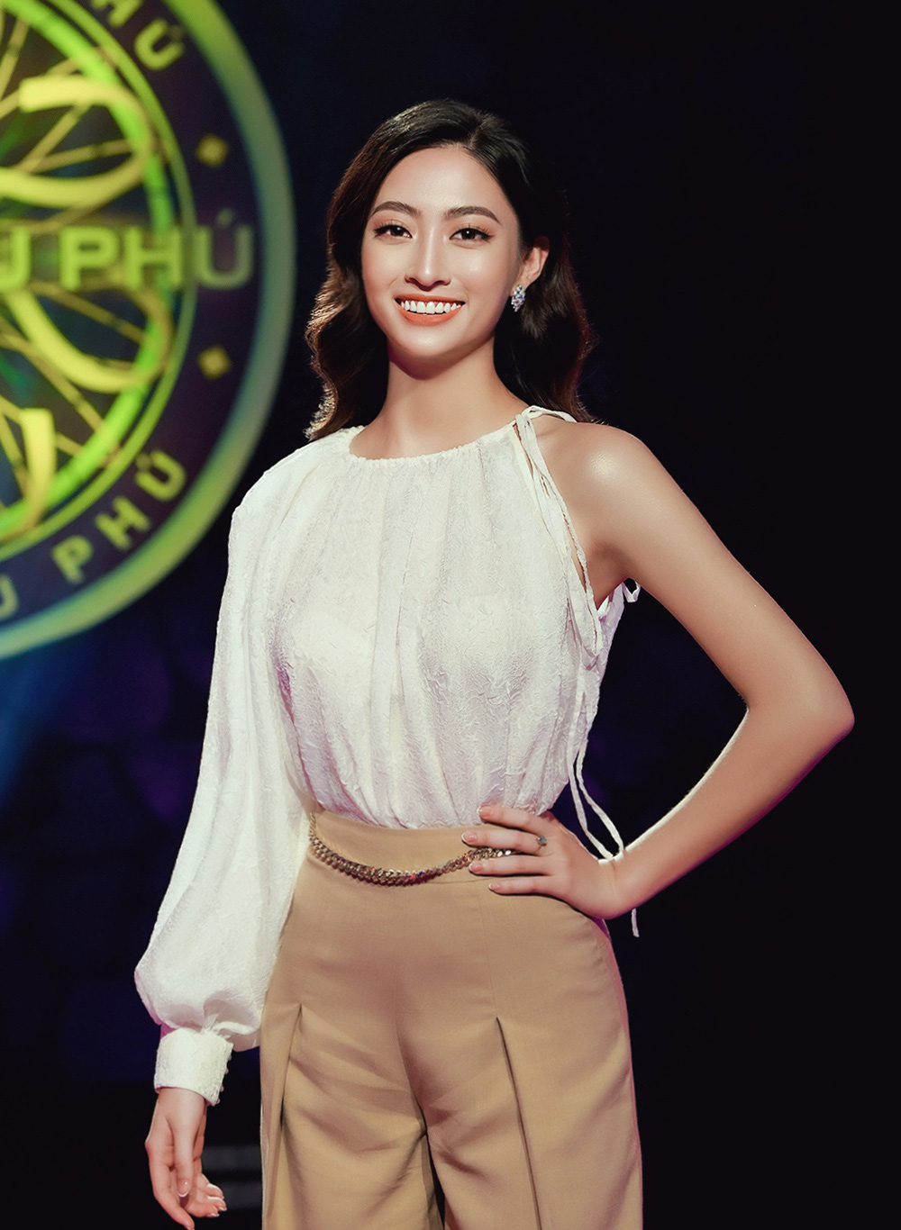 Clip Hoa hậu Lương Thùy Linh trả lời đúng 7 câu hỏi liên tiếp “Ai là triệu phú”, fan ngưỡng mộ - Ảnh 2.