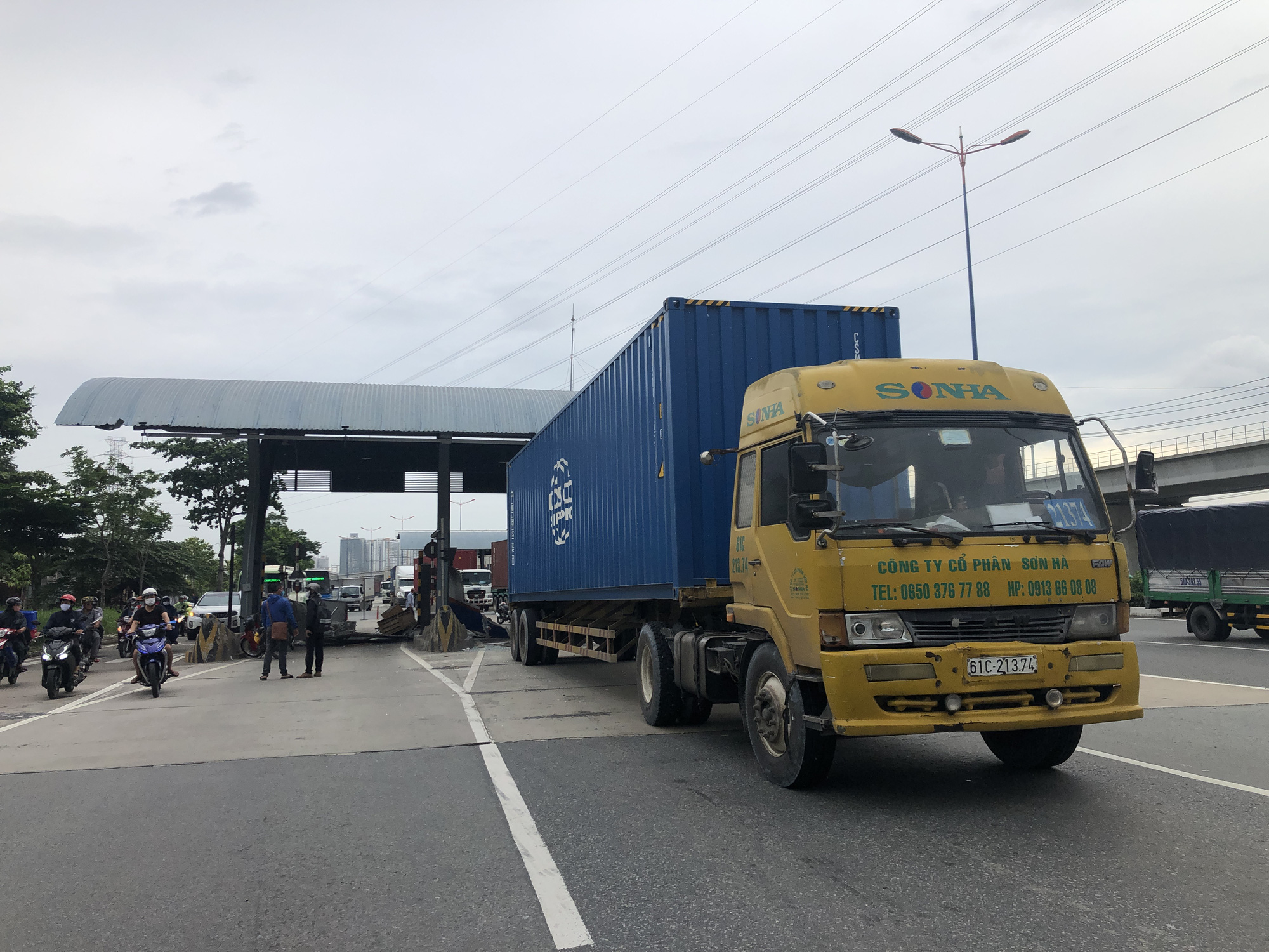 Không đóng cửa thùng hàng, xe container quật đổ cabin trạm thu phí - Ảnh 1.