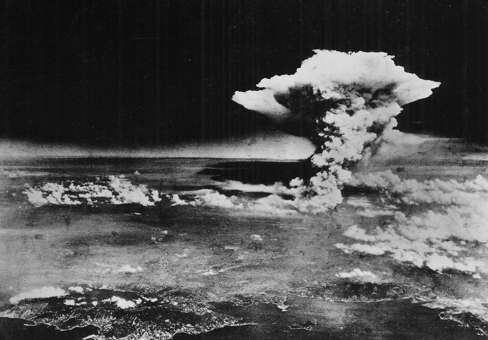 Kinh hoàng nhìn lại hình ảnh ném bom nguyên tử Hiroshima và Nagasaki - Ảnh 1.