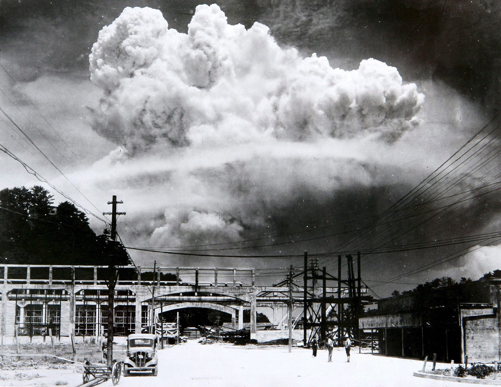 Kinh hoàng nhìn lại hình ảnh ném bom nguyên tử Hiroshima và Nagasaki - Ảnh 2.