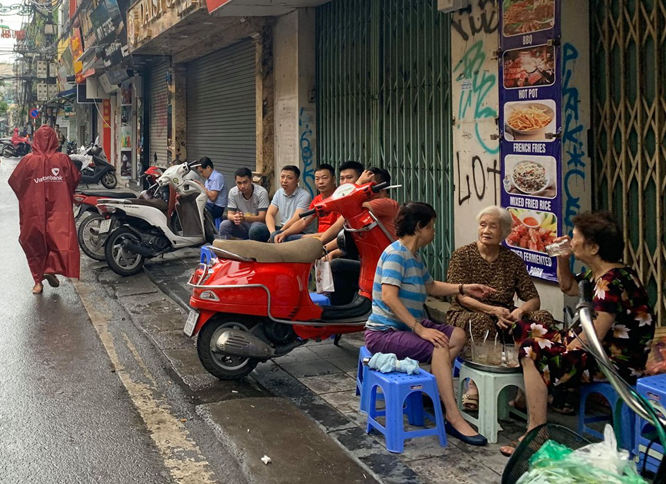 Người dân vẫn lơ là trong việc đeo khẩu trang phòng dịch COVID-19 - Ảnh 1.