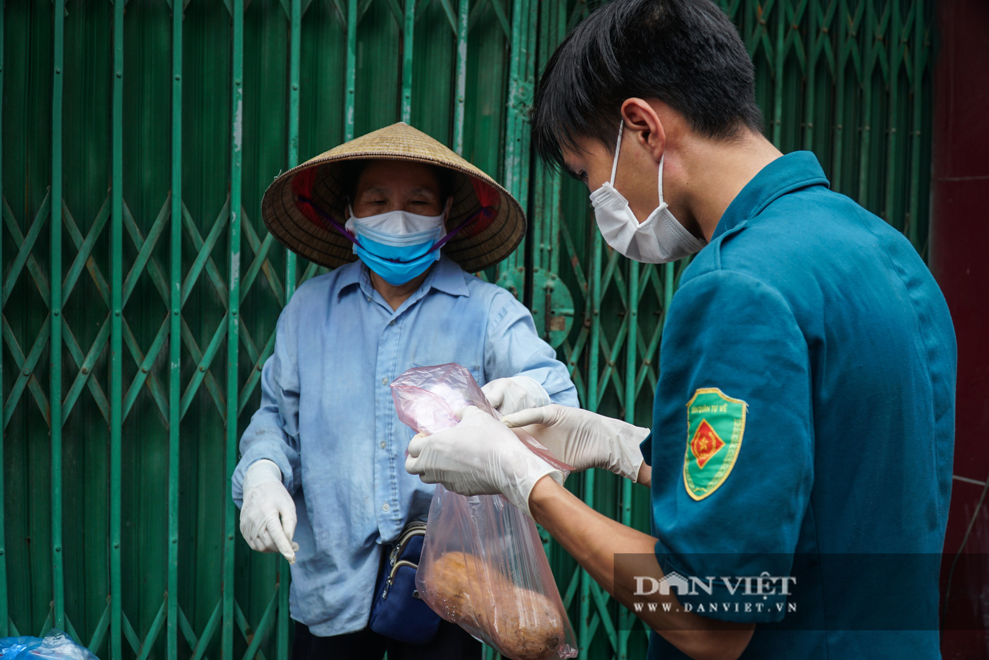 Mang gạo, mỳ tôm, thịt gà tiếp tế cho người dân trong khu phố Kiều Mai bị phong toả - Ảnh 5.