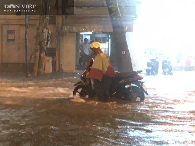 Mưa lớn nhiều giờ đồng hồ, TP.HCM chìm trong biển nước - Ảnh 1.