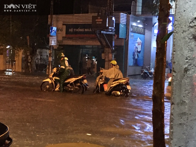 Mưa lớn nhiều giờ đồng hồ, TP.HCM chìm trong biển nước - Ảnh 3.