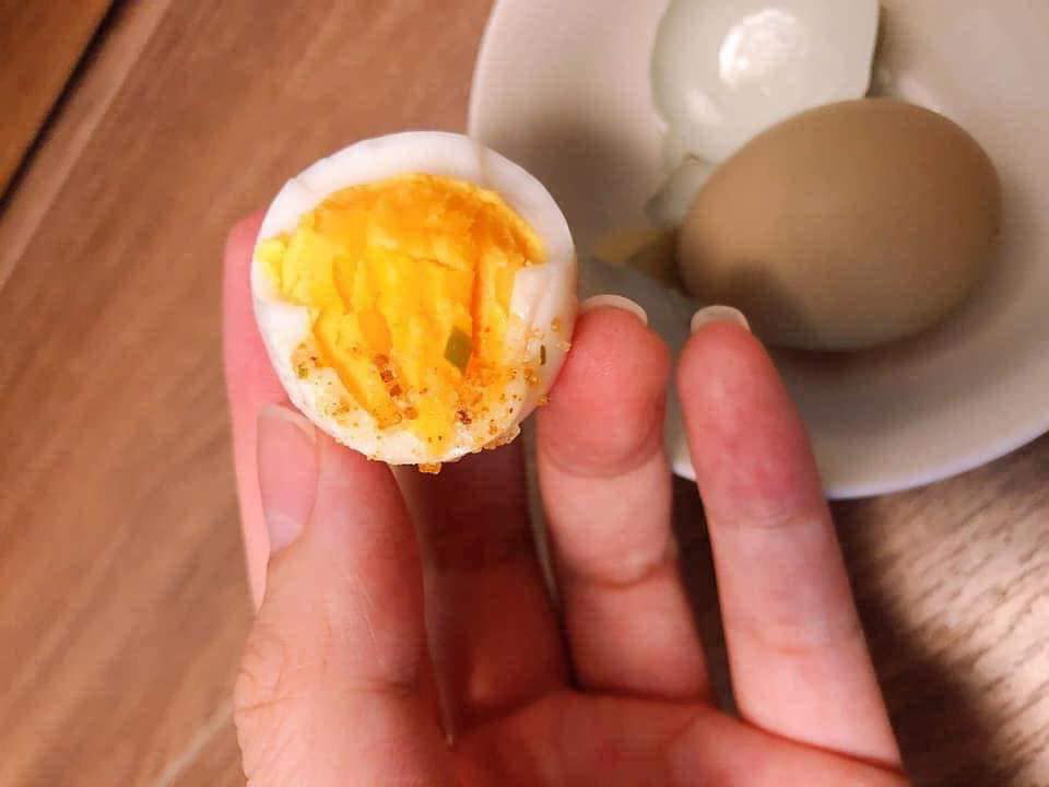 Bất ngờ loại trứng xanh đỏ khác lạ, giá đắt gấp 15 lần trứng gà - Ảnh 4.