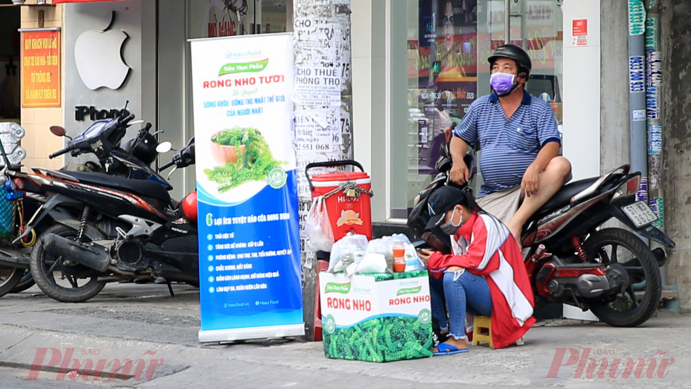 Bất ngờ đặc sản &quot;quý tộc&quot; rong nho trước chỉ thấy ở nhà hàng hạng sang nay được bán đầy vỉa hè - Ảnh 3.