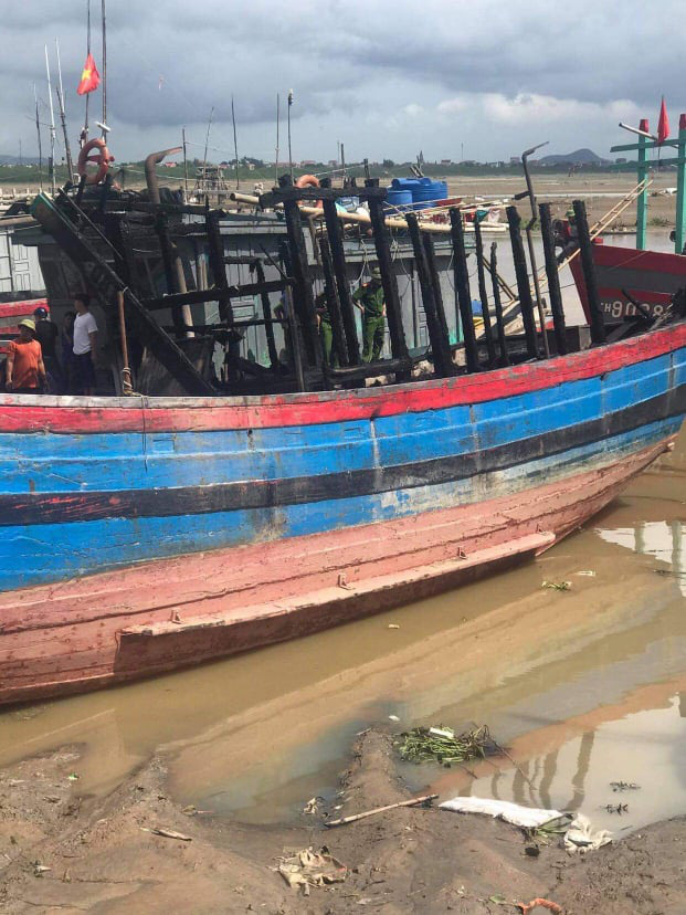 Thanh Hóa: Tàu cá cháy rụi trên sông Lạch Trường - Ảnh 1.