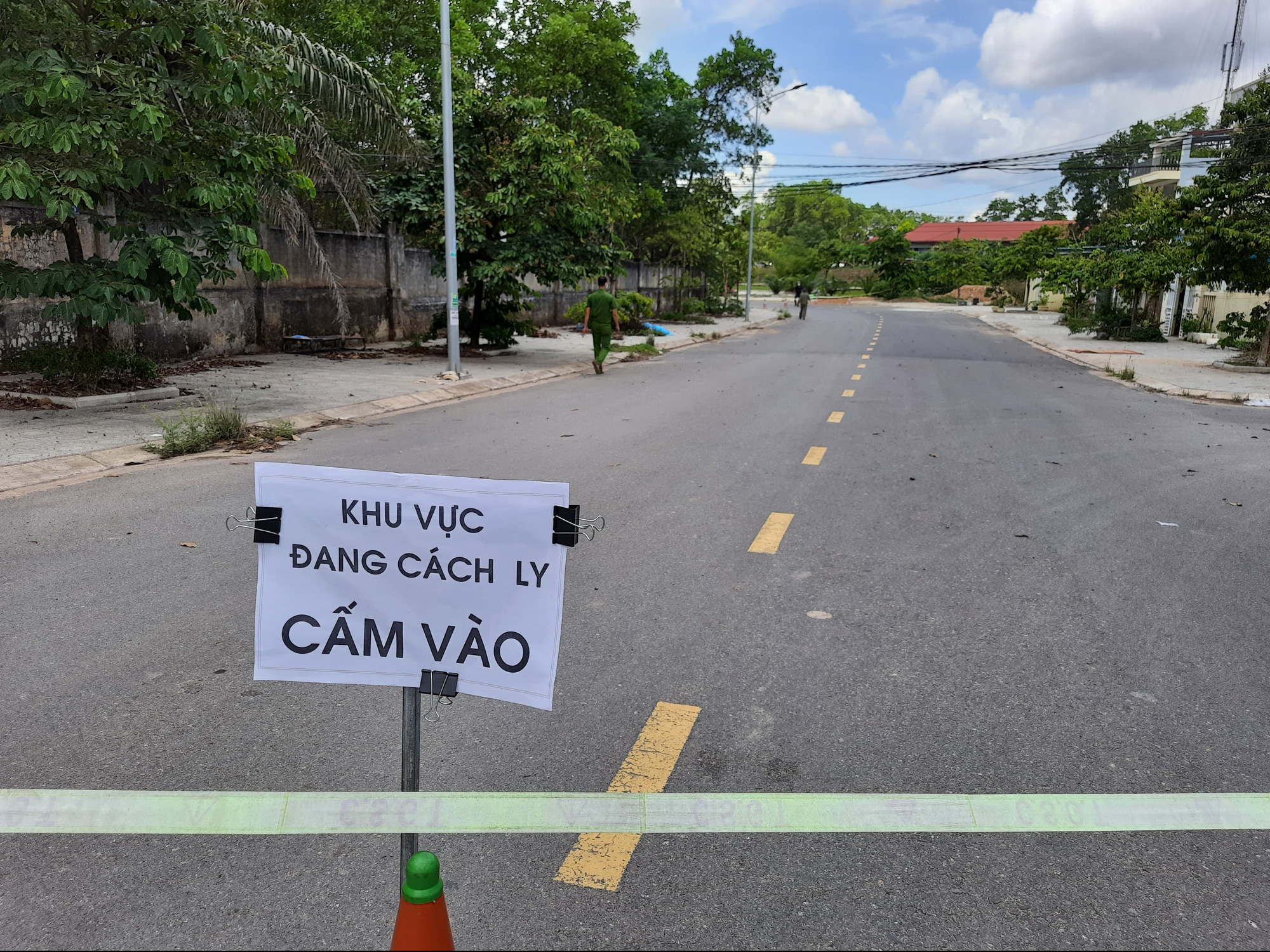 Quảng Trị: Phong tỏa 1 khu phố, 1 thôn và 1 Trung tâm Y tế huyện sau khi có 2 ca nhiễm Covid-19 - Ảnh 1.
