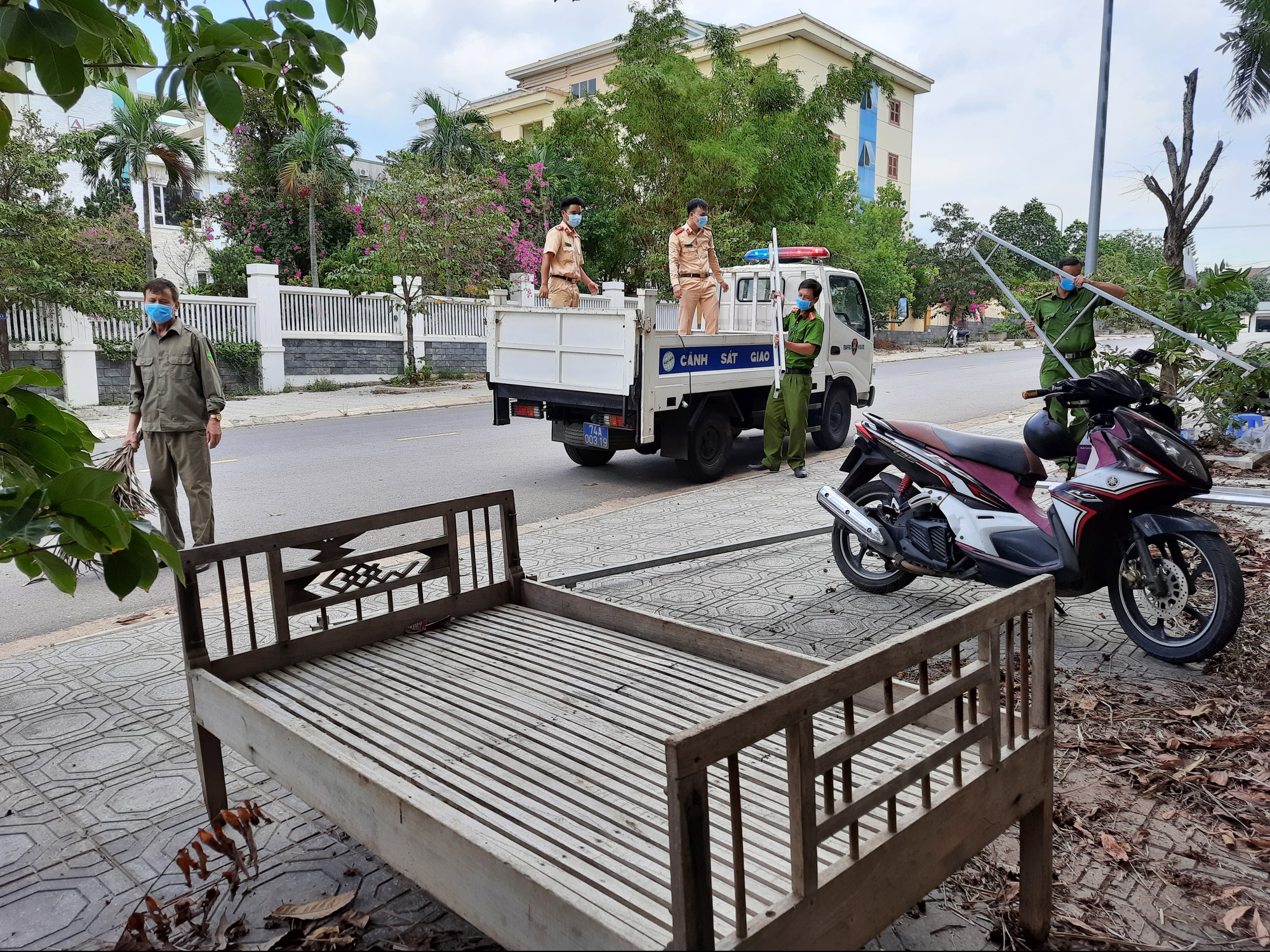Quảng Trị: Phong tỏa 1 khu phố, 1 thôn và 1 Trung tâm Y tế huyện sau khi có 2 ca nhiễm Covid-19 - Ảnh 4.