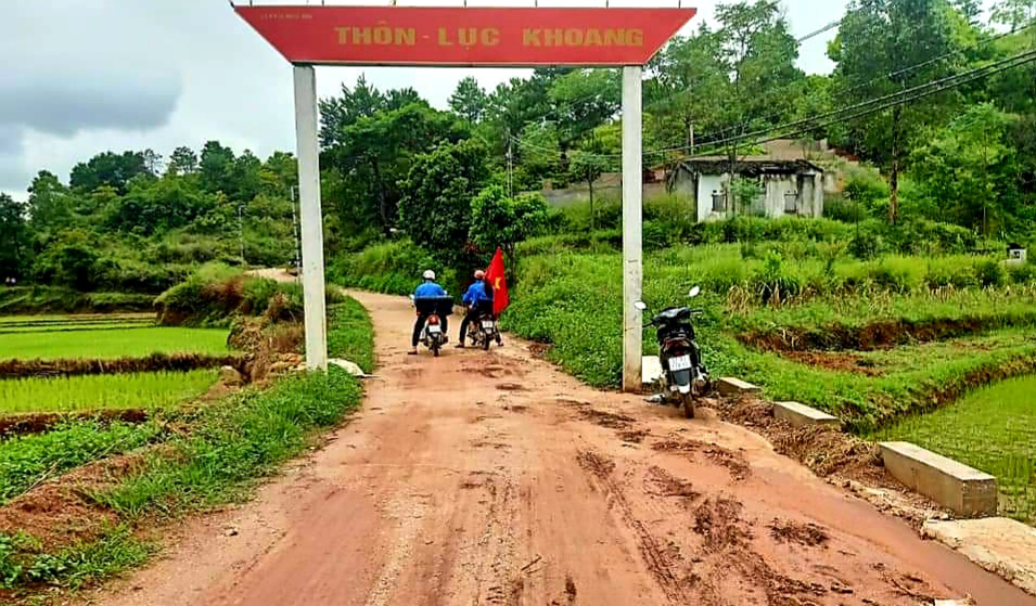 Lạng Sơn: &quot;Đi từng ngõ, gõ từng nhà&quot; hướng dẫn người dân cài Bluezone chống covid-19 - Ảnh 2.