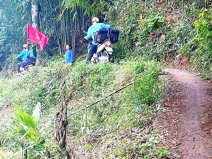 Lạng Sơn: &quot;Đi từng ngõ, gõ từng nhà&quot; hướng dẫn người dân cài Bluezone chống covid-19 - Ảnh 3.