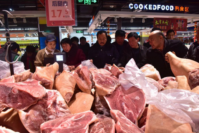 Giá thịt lợn ở Trung Quốc khó giảm từ nay đến cuối năm - Ảnh 1.