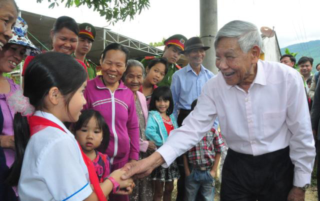 Nguyên Tổng Bí thư Lê Khả Phiêu được coi là ân nhân của hai ngôi làng ở miền Trung - Ảnh 1.