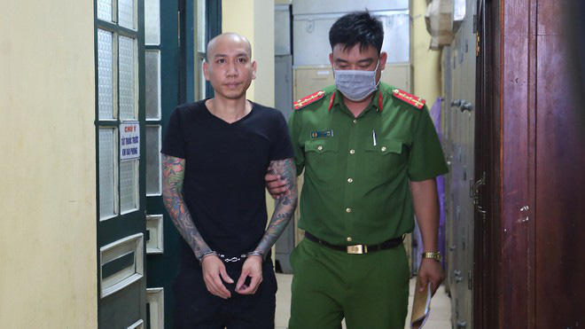Hình ảnh Phú Lê, một tên giang hồ mạng, đang bị bắt với tội danh đầy nguy hiểm. Hãy xem hình để biết về cuộc điều tra và những gì phía sau sự truy bắt này.