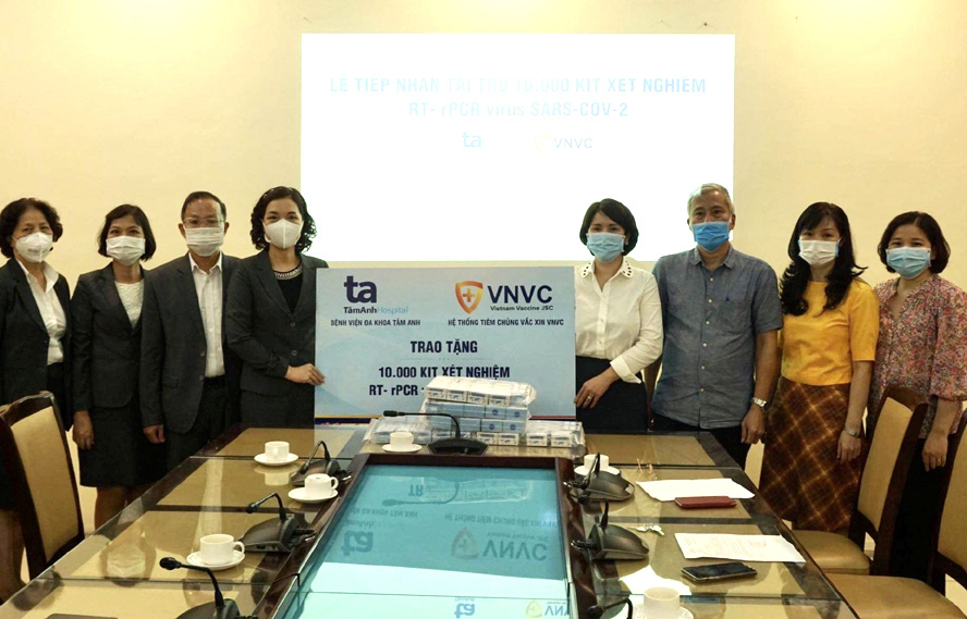 Hà Nội tiếp nhận 10.000 kit xét nghiệm SARS-CoV-2 và 12.000 mặt nạ chống giọt bắn - Ảnh 1.
