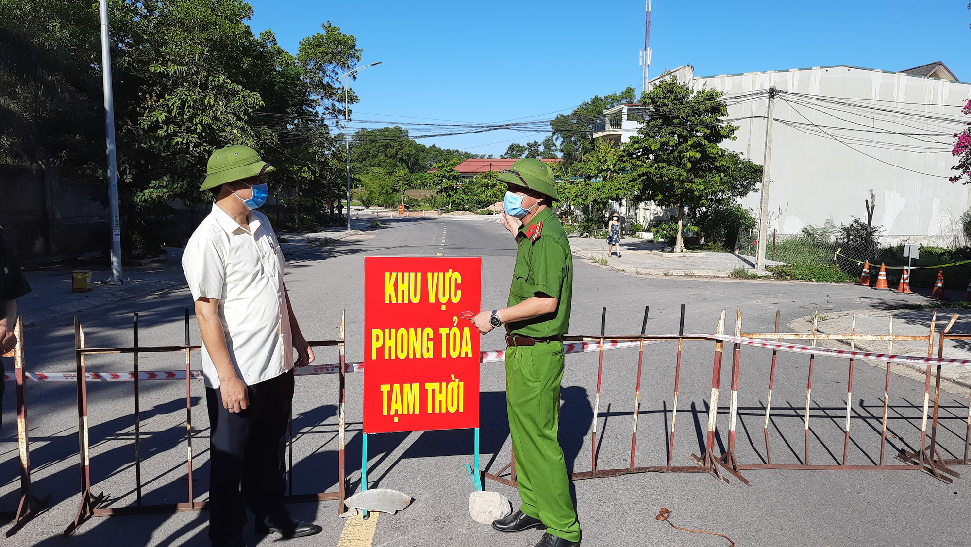 Tình người trong cuộc chiến chống dịch Covid-19: Bình tĩnh, yêu thương nhau hơn - Ảnh 1.