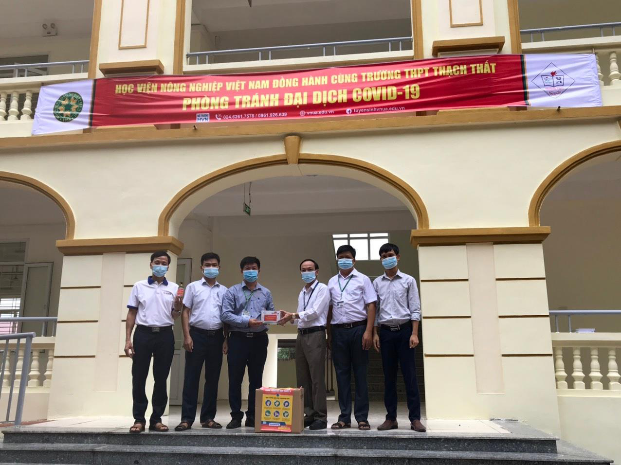 Thi tốt nghiệp THPT 2020, Học viện Nông nghiệp Việt Nam tặng 500 hộp khẩu trang, 500 chai gel rửa tay cho các sĩ tử - Ảnh 1.