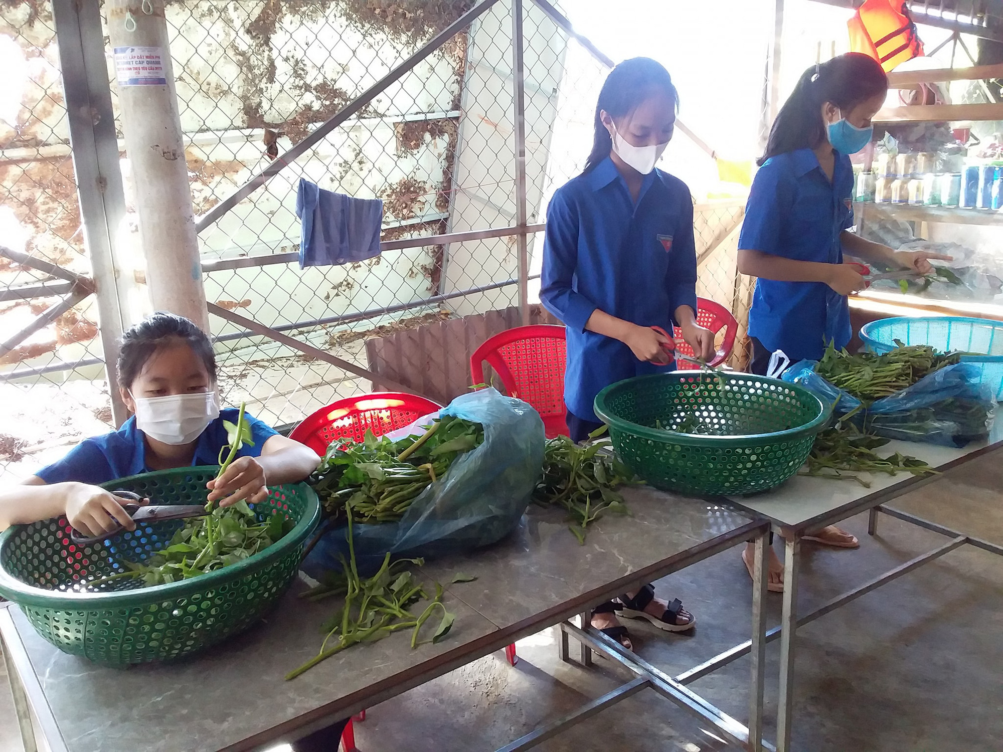 Quảng Trị: Đoàn viên nấu cơm cho sĩ tử xa nhà vì quán cơm đồng loạt đóng cửa - Ảnh 1.