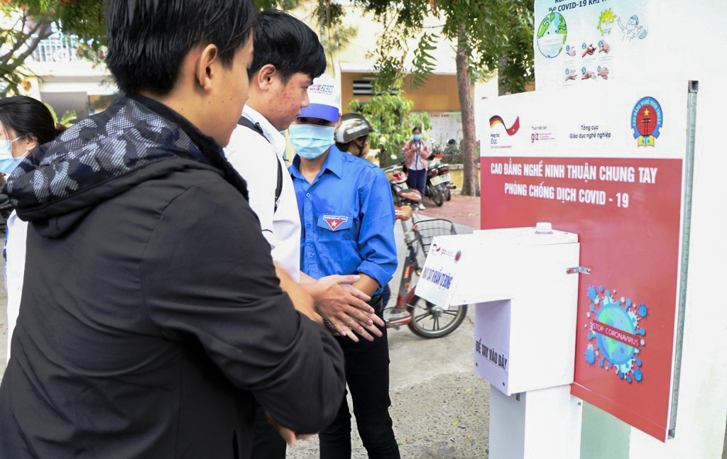 Ninh Thuận: Hỗ trợ 13 máy rửa tay tự động cho các điểm thi - Ảnh 2.