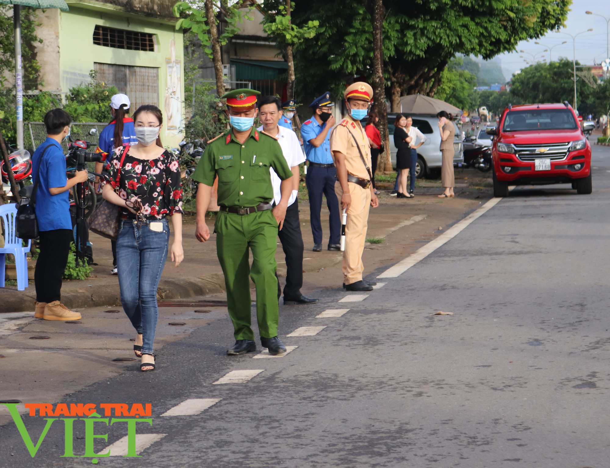 Sĩ tử phố núi Sơn La kiểm tra y tế nghiêm ngặt trước khi thi môn Ngữ Văn - Ảnh 6.