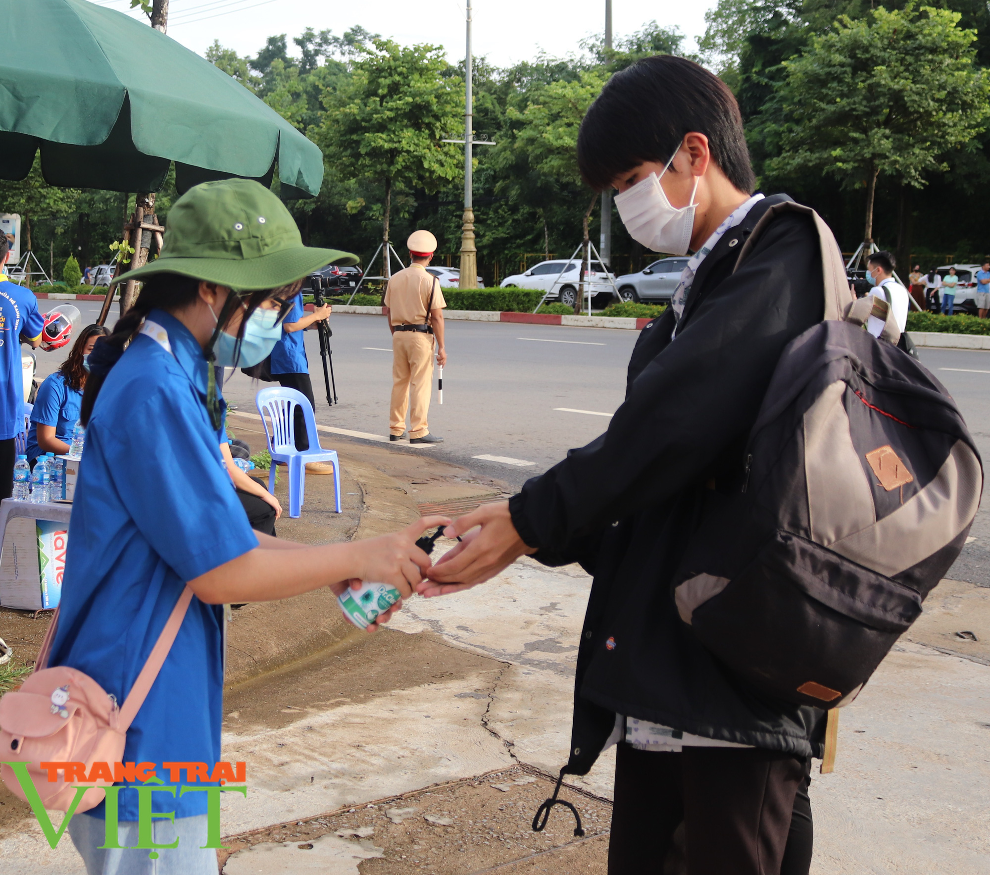 Sĩ tử phố núi Sơn La kiểm tra y tế nghiêm ngặt trước khi thi môn Ngữ Văn - Ảnh 3.