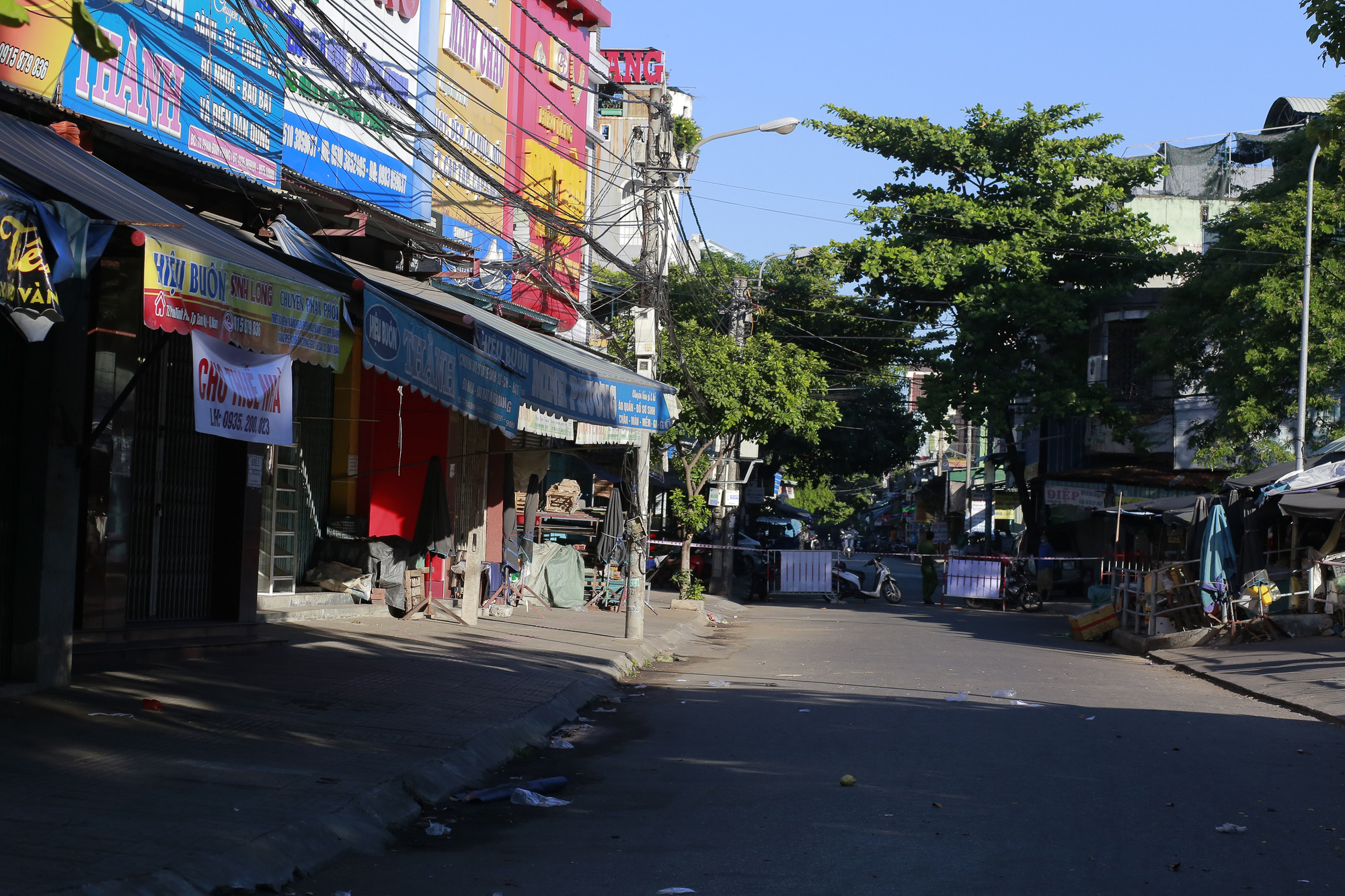 Quảng Nam: Nghi có ca nhiễm Covid-19, Tam Kỳ phong tỏa một đoạn đường ngay trong đêm - Ảnh 3.