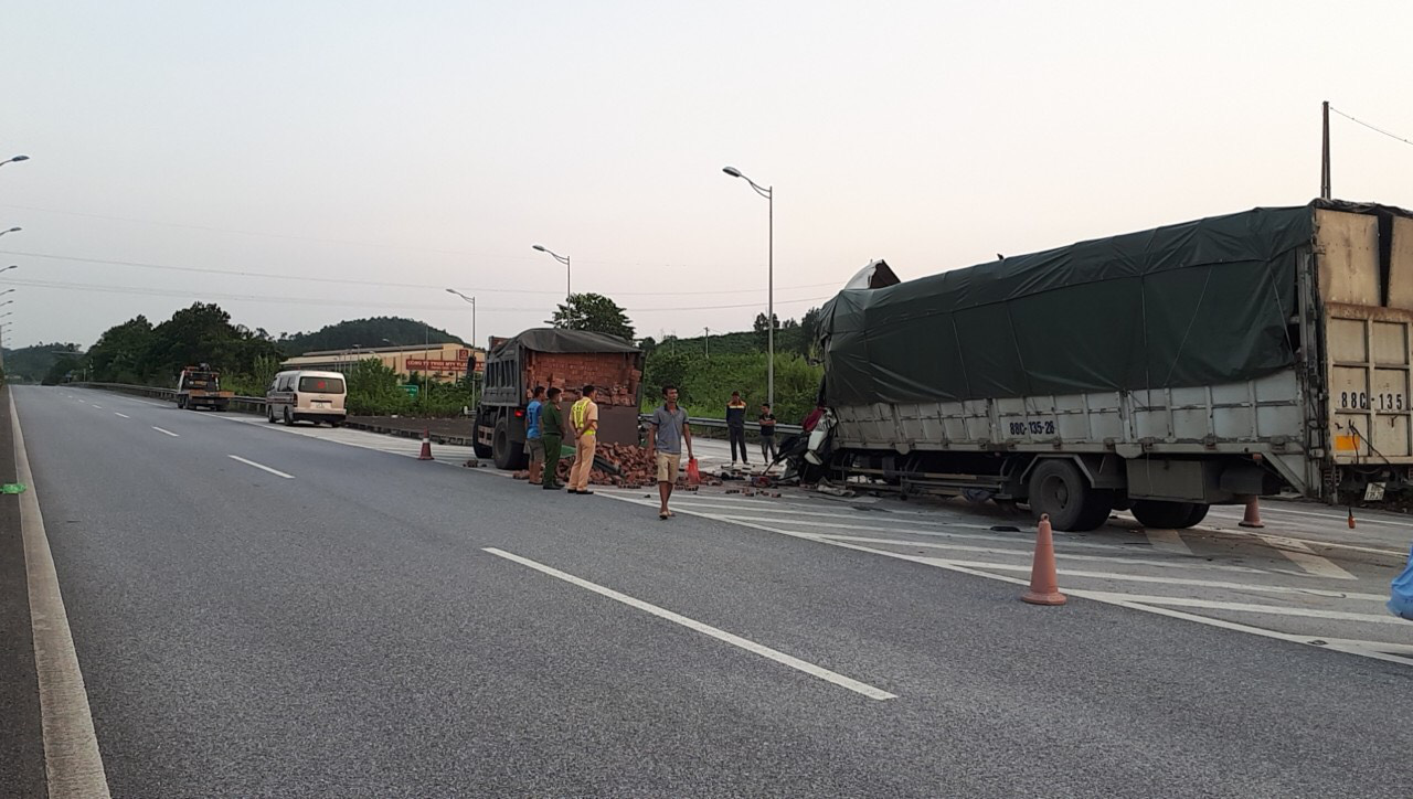 Yên Bái: Tai nạn trên cao tốc một tài xế tử vong - Ảnh 1.