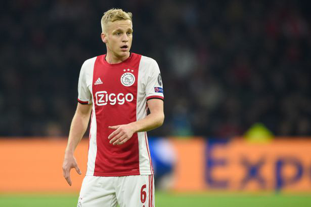 Van de Beek nhận lương cao hơn Bruno Fernandes