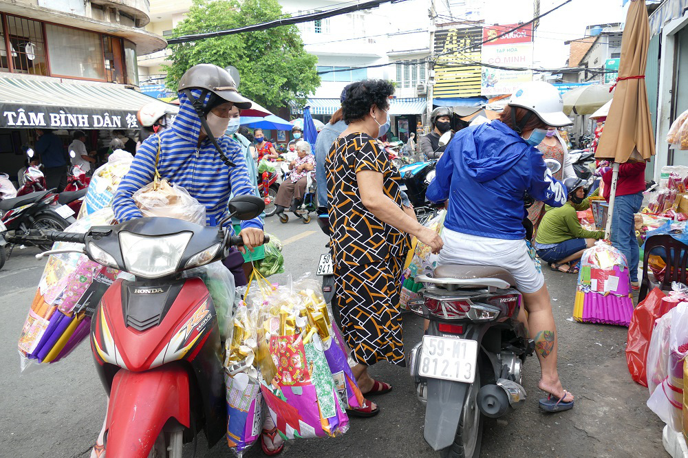 Chợ vàng mã lớn nhất Sài Gòn ế ẩm dịp Rằm tháng 7 - Ảnh 8.