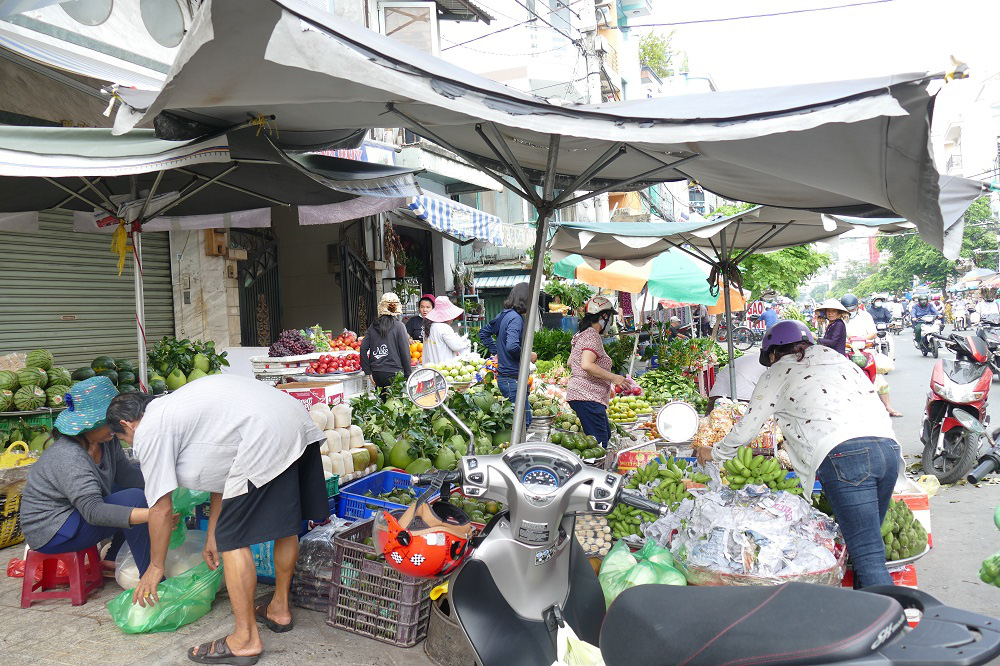 Chợ vàng mã lớn nhất Sài Gòn ế ẩm dịp Rằm tháng 7 - Ảnh 10.