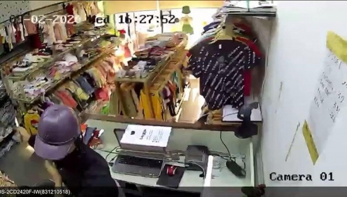 Bắt thanh niên cầm dao đâm nhân viên shop quần áo, cướp tài sản ở TP.HCM - Ảnh 1.