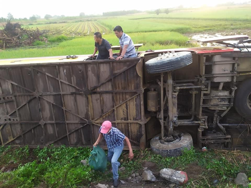 Xe khách chạy sai hành trình bị lật, nhiều hành khách bị thương - Ảnh 2.