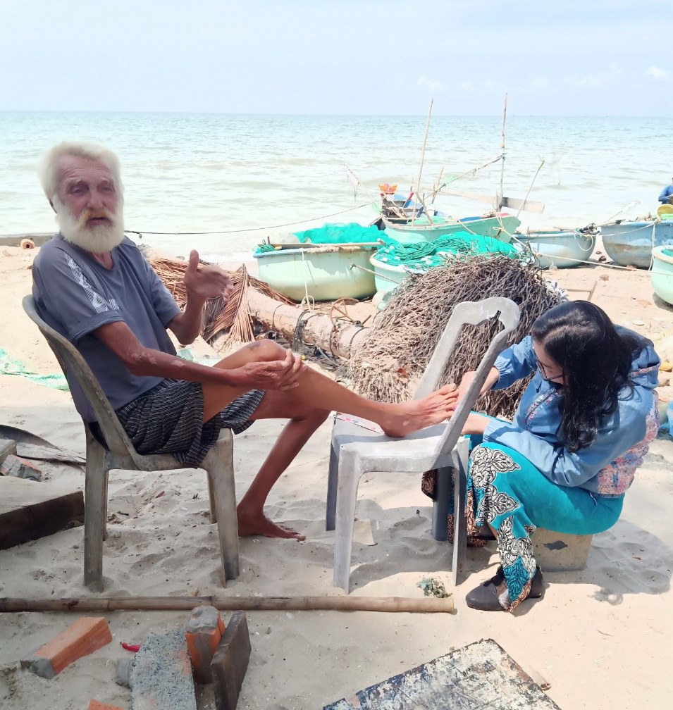 “Ông Tây cô đơn” được cưu mang trong vòng tay ngư dân nghèo Mũi Né  - Ảnh 4.