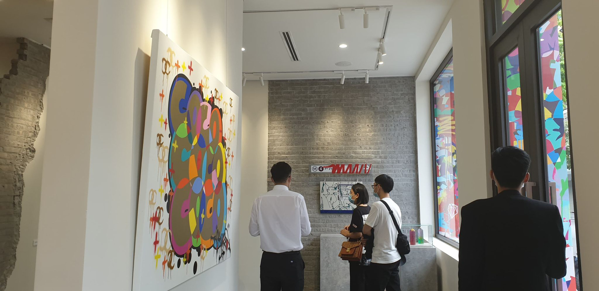 Giới trẻ xếp hàng vào xem triển lãm của huyền thoại graffiti gốc Việt Cyril Kongo - Ảnh 2.