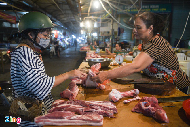 Giá lợn hơi giảm, thịt ở chợ vẫn ế - Ảnh 2.