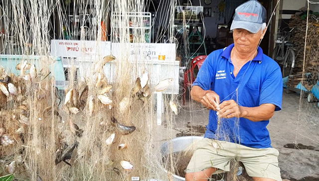 Đồng Tháp: Thả lưới mùa lũ, tay lưới dính nhiều cá, gỡ mỏi cả tay, mùa nước nổi dân vui hơn rồi - Ảnh 1.