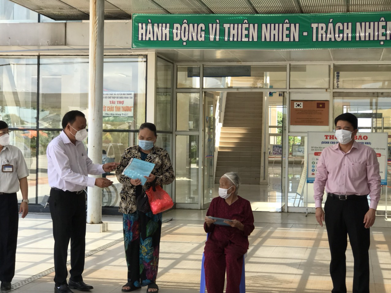 Bệnh nhân 100 tuổi ở Quảng Nam mắc Covid-19 được xuất viện - Ảnh 1.