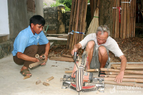 Nghệ An: Gặp &quot;cao thủ&quot; làm trúm bắt lươn đồng, bẫy đâu trúng đó, lươn chui vào hết đường thoát - Ảnh 1.