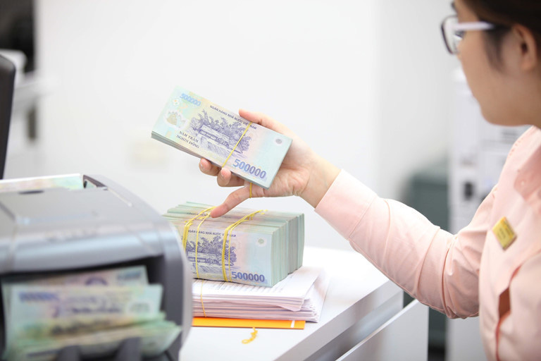 Ngân hàng ứ tiền, nghìn tỷ chào mời vay mua nhà mua xe - Ảnh 1. Ngân hàng ứ tiền, nghìn tỷ chào mời vay mua nhà mua xe - Ảnh 1.