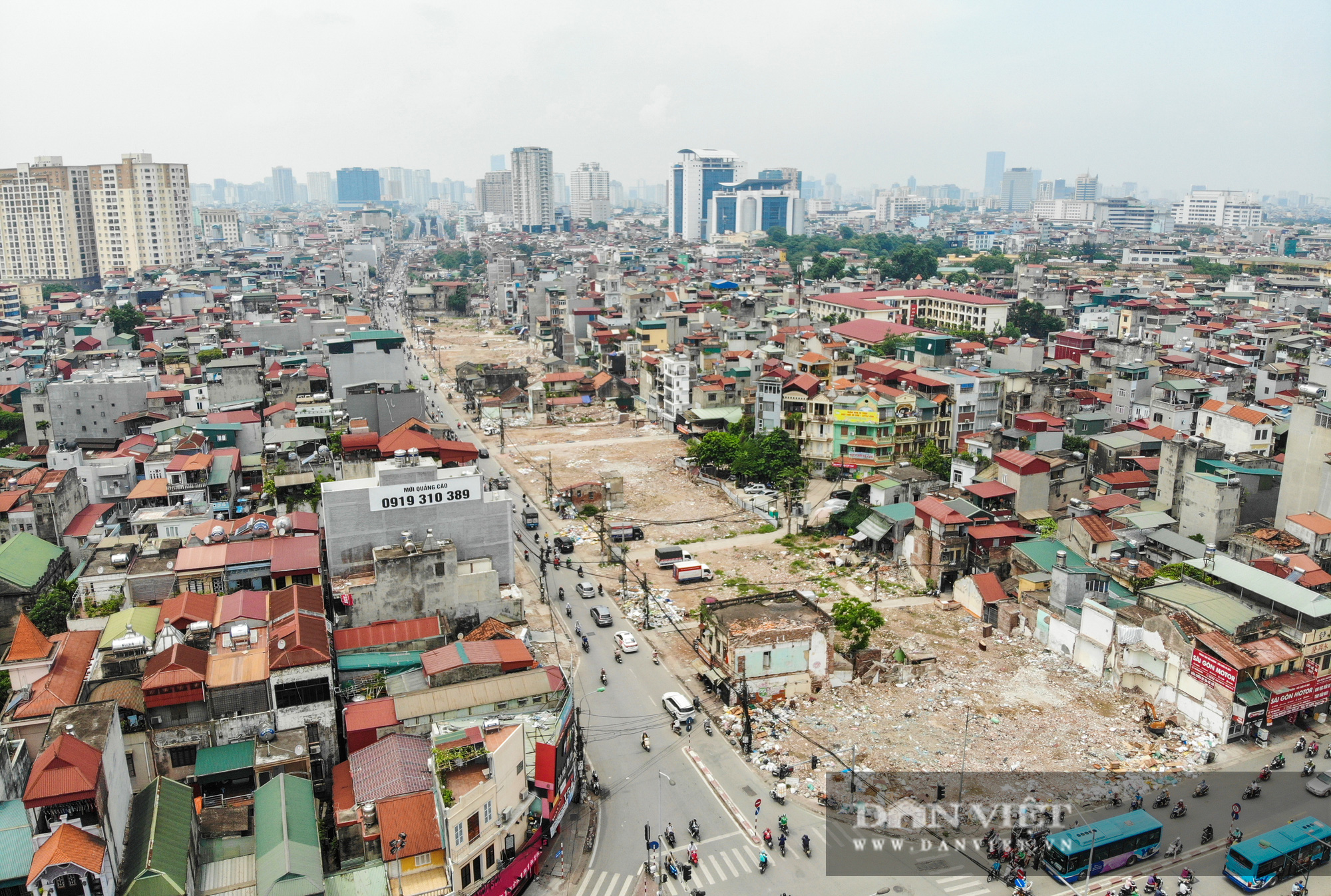 Rác thải ngập ngụa, bủa vây công trình xây dựng đường Vành đai 2 - Ảnh 1.