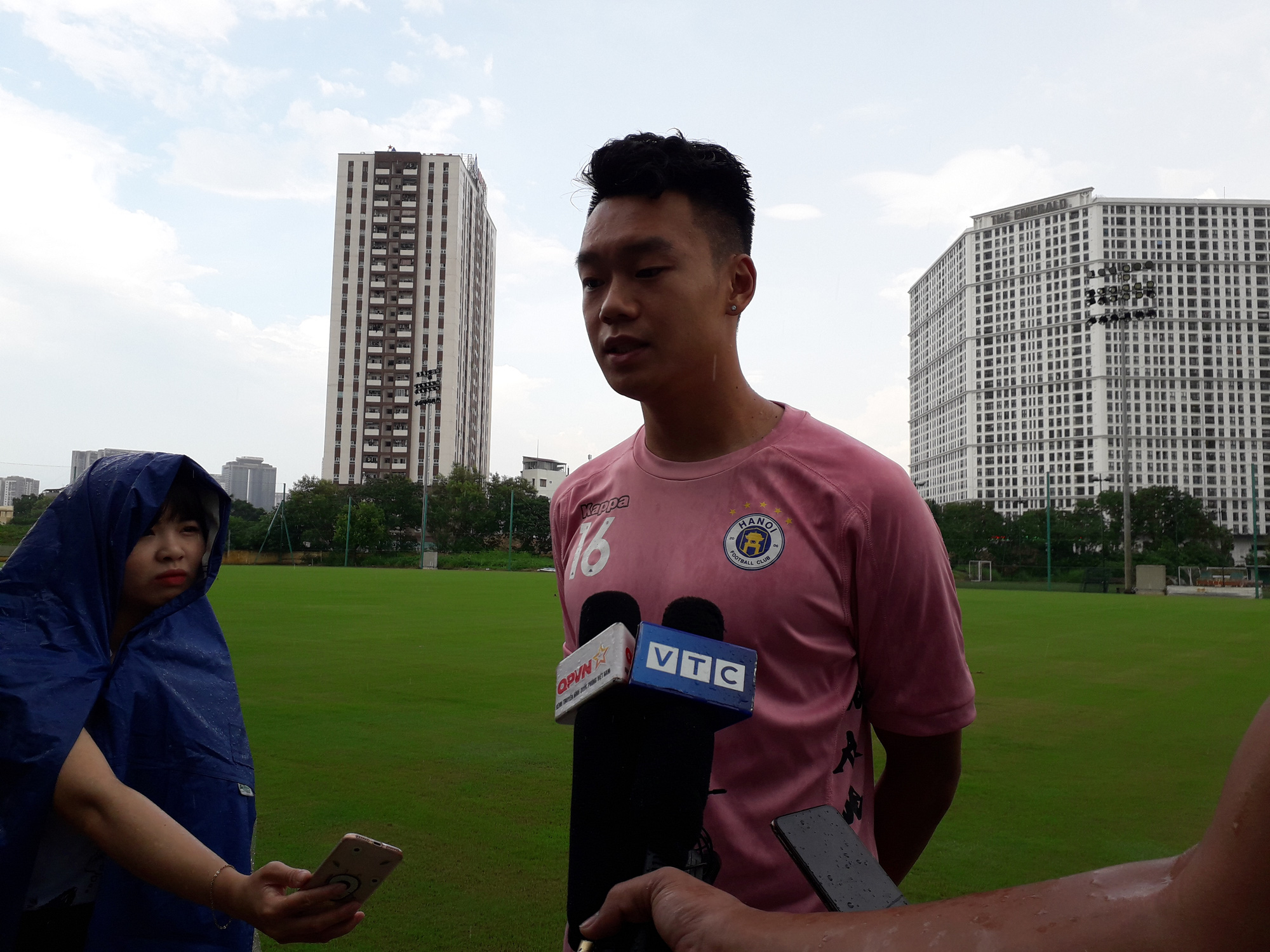 Nguyễn Thành Chung khẳng định có thể chơi tốt cả vị trí trung vệ và tiền đạo theo yêu cầu của ban huấn luyện. Ảnh: Tuệ Minh