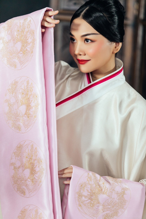 Mất 1000 giờ cho trang phục hoàng hậu Dương Vân Nga, &quot;Quỳnh Hoa nhất dạ&quot; đang vấp phải nhiều dấu hỏi - Ảnh 8.