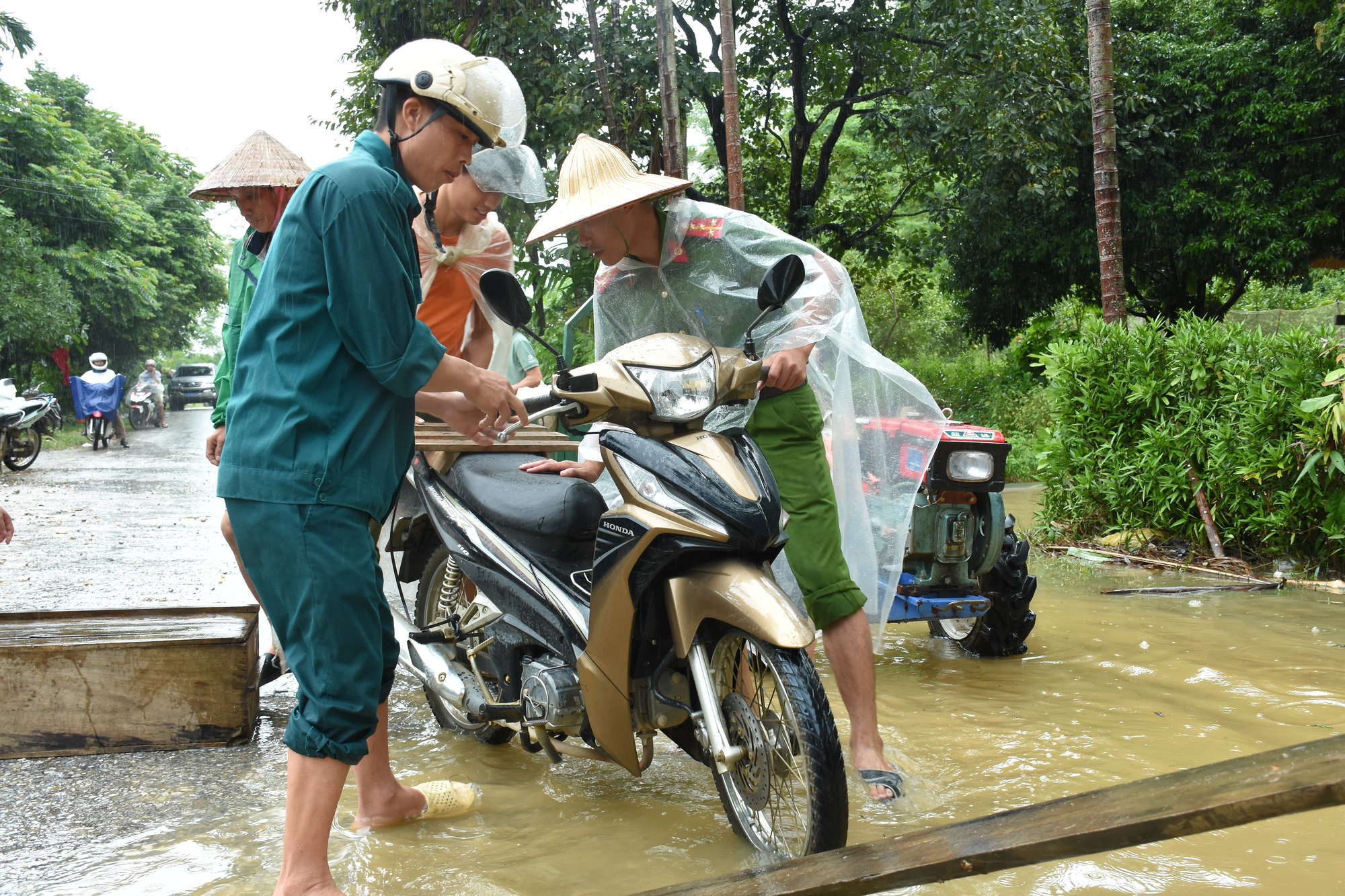 Mưa lũ ở Yên Bái: Sạt lở taluy, nhiều công trình, hoa màu bị tàn phá - Ảnh 8.