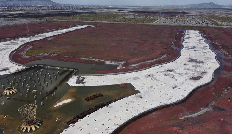 Cỏ dại, ngập lụt xung quanh sân bay bỏ hoang trị giá 13 tỷ USD ở Mexico - Ảnh 9.